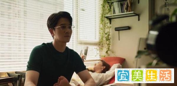 《玫瑰的故事》刘亦菲用双脚挑逗彭冠英,两人眼神暧昧,网:好甜