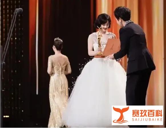 张凯丽回应把颁奖手卡给赵丽颖:这个东西对她更有意义