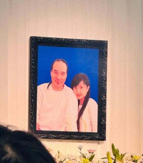 徐少强夫妇葬礼在香港举行，前妻雪梨穿黑衣现身，两人儿女罕同框