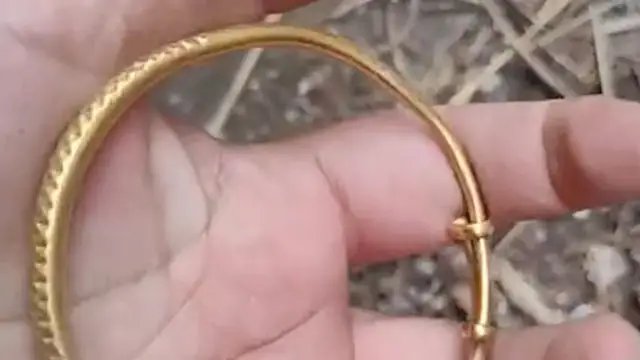 河南一女子地里捡玉米，枯草里发现金手镯，她是否能占为己有？