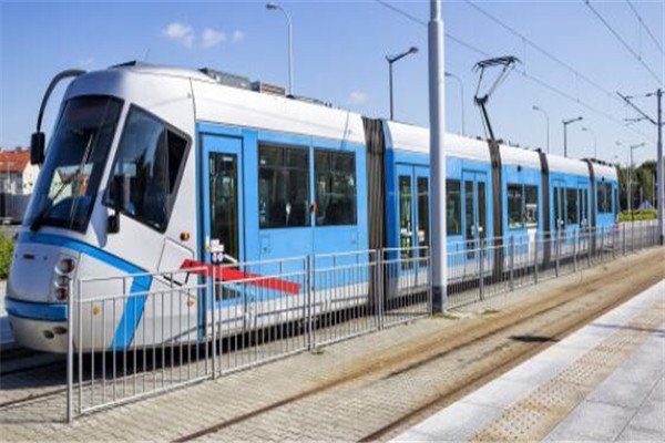 沈阳遭遇暴雪，市民街头用力推轻轨，为何连轻轨都启动不了了？