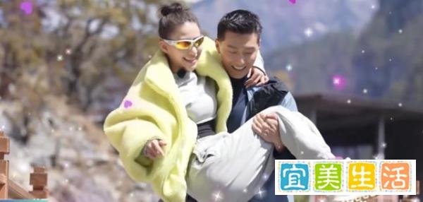 窦骁公主抱何超莲走空中栈道，两人高空甜蜜接吻，花式秀恩爱