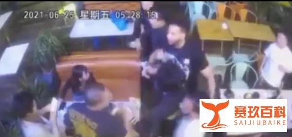 成都男子遭三名外籍男子殴打，知情人称因外籍男子搭讪女孩被拒