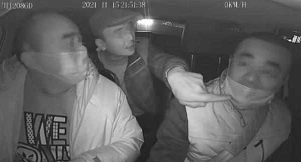 四川的哥提醒乘客戴口罩被扇脸，你如何看待扇人者的这一行为？