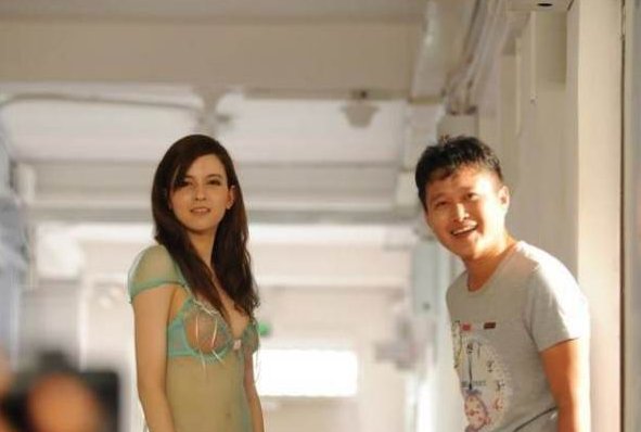 一部男主角玩游戏,游戏中女主角变成真人是什莫电影