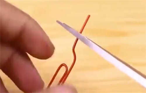 把iphone取卡针断在里面了，怎么办啊？