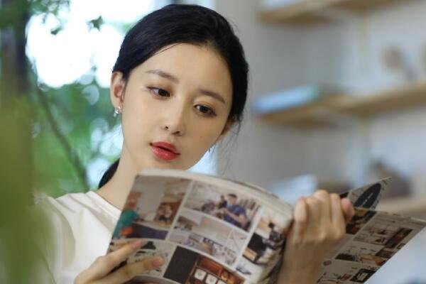 潘玮柏与妻子正式宣布结婚喜讯，他们在这之前一直通过什么方法暗示恋情？