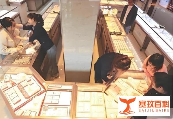男子花53万买光两家金店金条,店员机智报警
