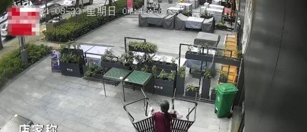 汗颜!武汉一大妈2天跑8趟偷走餐厅14把椅子,竟然拿去当废铁卖了