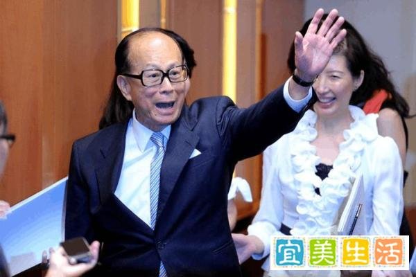94岁李嘉诚现身礼佛,低调虔诚引人称赞,曾花30亿建寺为自己祈福