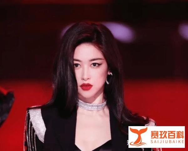原创陈楚河曾把脚放在朱珠腿上，朱珠笑着缓解尴尬说：没关系帮他捏脚！