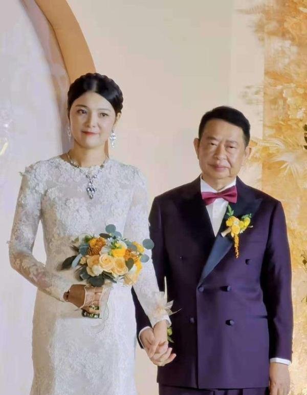 坐拥1500亿的63岁金矿老板，娶38岁小娇妻：讽刺了年轻人的爱情？