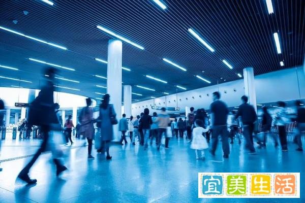 打工人的天堂!女子上下班坐14次扶梯获公司补贴,每月补贴888元
