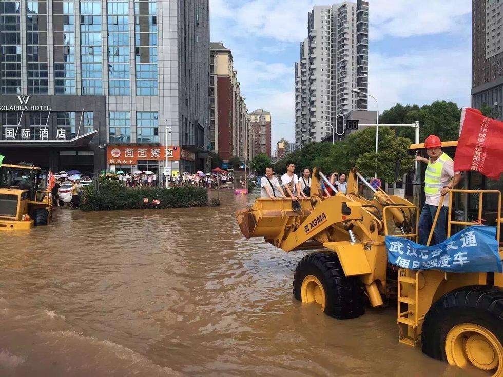 哈尔滨马路积水铲车运送市民10元一位，这种做法合理吗？