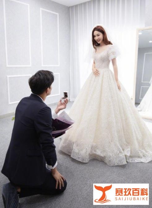李子峰儿童节晒结婚照官宣婚讯 与女方深情对望