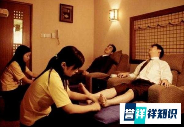 女技师用嘴给男顾客做足疗,现场画面不堪入目,网友:低俗!