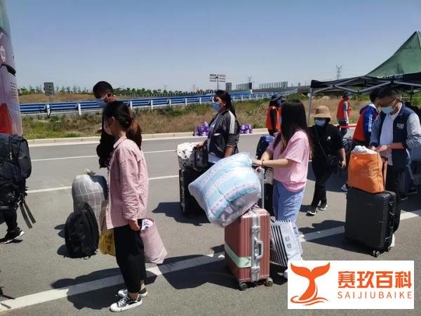 富士康在高速路口“抢人”，返费模式最高8500元