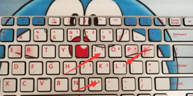 键盘打字母打出来怎么变是数字了？