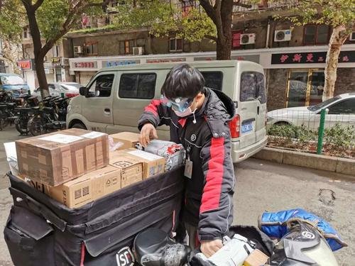 亿万人泪目!北京一顺丰小哥确诊新冠,白天上班晚上兼职,他为何要这么拼?