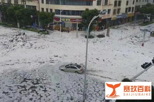 云南文山突现诡异天气,冰雹堵路似冰河世纪,民众穿短袖抢险