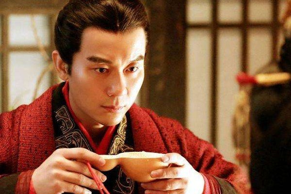 甄宓被曹丕处死，其子报仇却葬送江山，一女乱三曹的真相是什么？