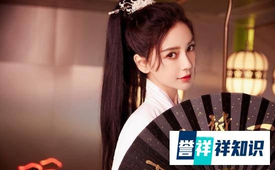 baby挑染蓝发新造型曝光，穿时尚毛衣秀小蛮腰，眼神魅惑太撩人