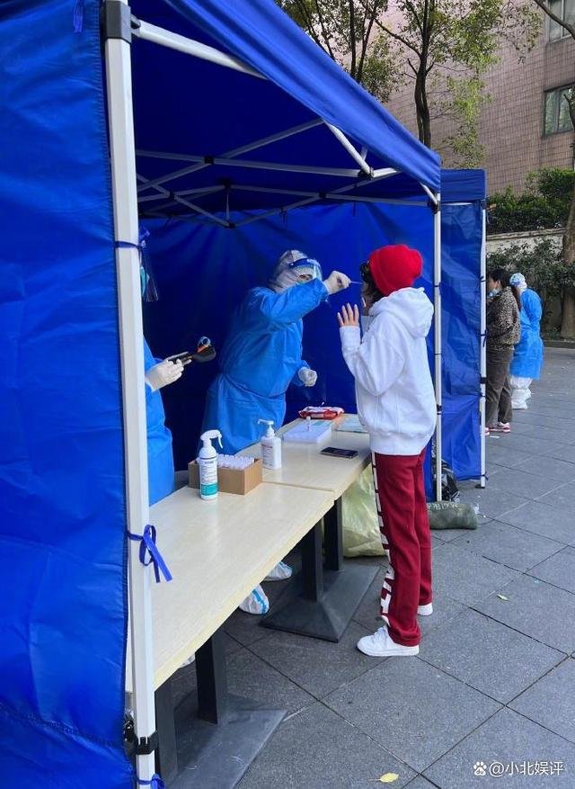 56岁刘嘉玲排队做核酸，她的衣着打扮为何会引发热议？