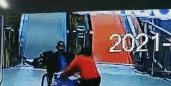 轮椅失控老人冲下扶梯，女孩竟用身体当刹车！