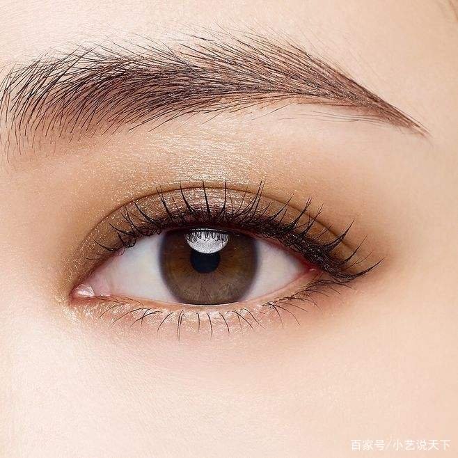上海一医生隔栅栏给被封女子双眼皮拆线,在这种情况下拆线卫生吗?