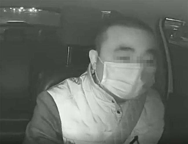 四川的哥提醒乘客戴口罩被扇脸，你如何看待扇人者的这一行为？