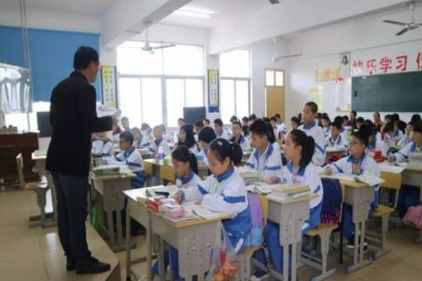 穷时怕妻跑,富时嫌妻老的词怎么说的