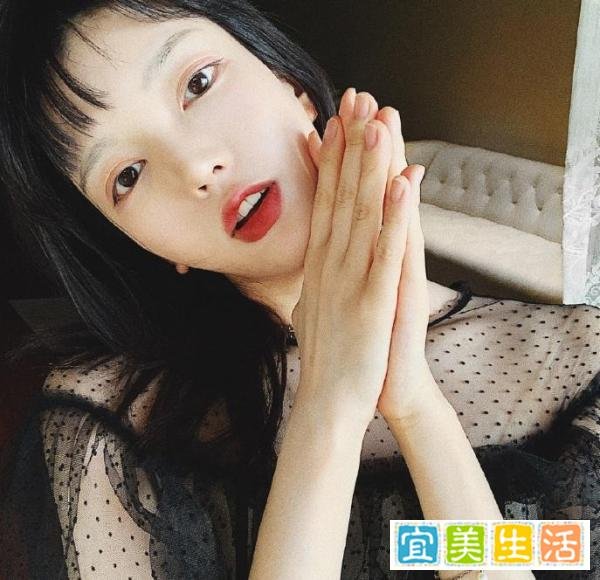 曾经凭颜值在游戏圈里成名,卖起萌来没有违和感