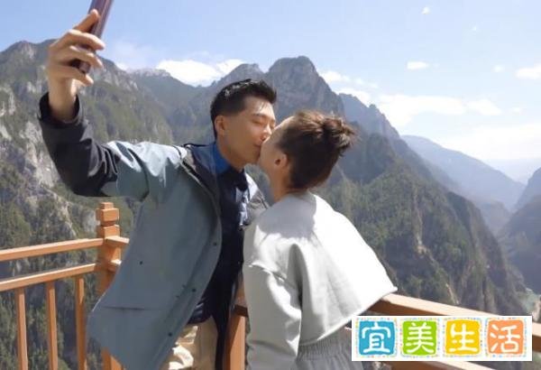 窦骁公主抱何超莲走空中栈道，两人高空甜蜜接吻，花式秀恩爱