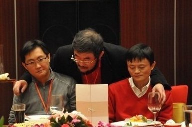 图片里面,马云马化腾背后的人是谁?