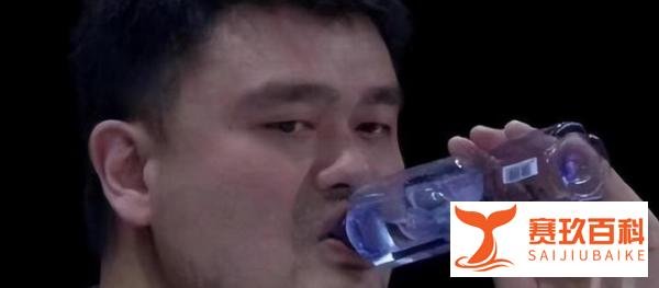 姚明国外和朋友聚会被拍!喝水如喝口服液,小腿跟垃圾桶一般粗