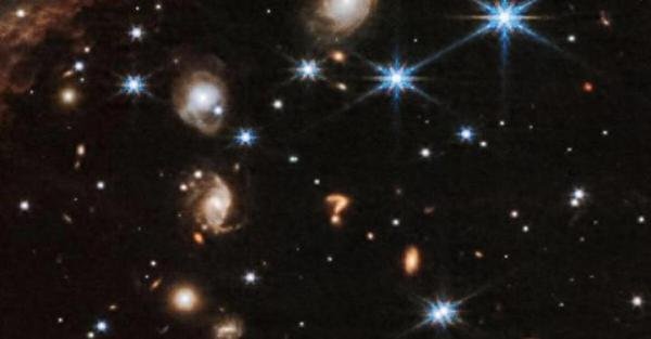 韦伯望远镜在深空拍到一个“大问号”,难道宇宙是被模拟出来的?