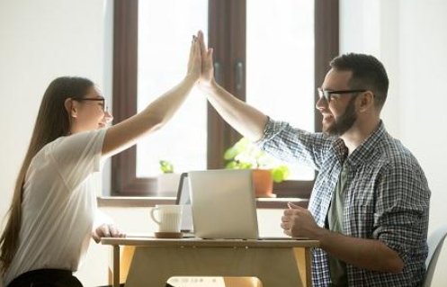 老外们击掌时，都会说一句话——“Give me 。。。”，这句话完整的怎么说？