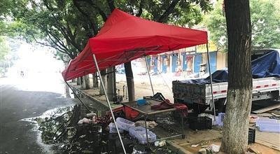 河北唐山车祸4死11伤 司机被围后车内打火还想跑