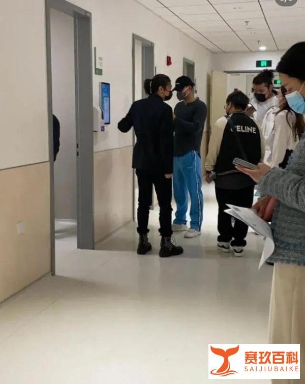 韩媒：EXO前成员黄子韬“半夜急诊室”照引热议
