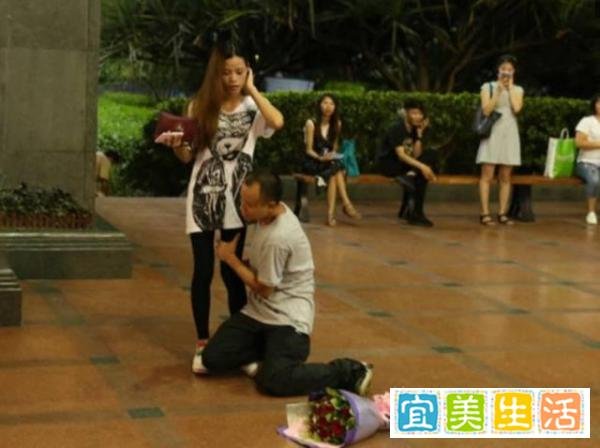 男子求复合在女生公司外跪一夜