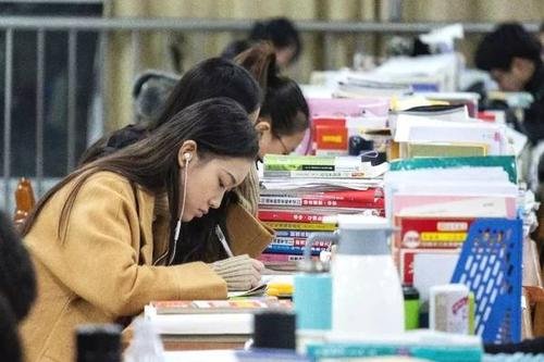 室友在熄灯后开着台灯玩手机影响我睡觉，该怎么办？