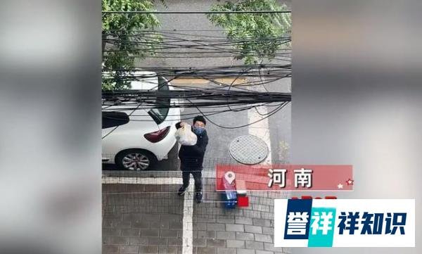 男子冒雨给前妻和孩子送物资 这是咋情况？