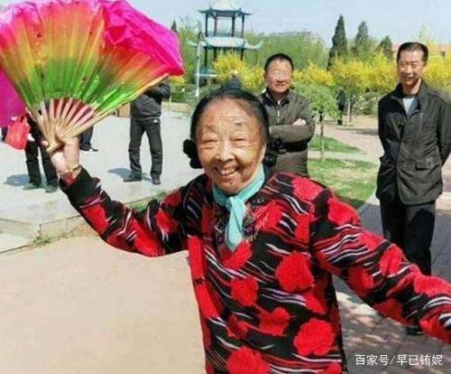 当年25岁的小伙李玉成,娶了60岁的老阿姨,他们现在过得怎样呢?