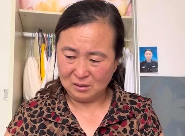 山东一母亲双眼含泪给剖腹产的女儿消毒，你对这一幕有何感触？
