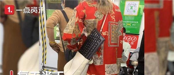 热搜:深圳复工复产首日,市民扛电脑上班