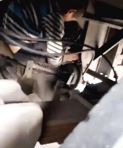 太吓人了！男孩扒车底8小时行驶上千公里 关爱留守儿童