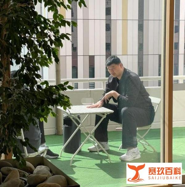 姚明国外和朋友聚会被拍!喝水如喝口服液,小腿跟垃圾桶一般粗