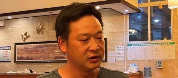 蒋正全同窗和发小泪洒殡仪馆：兄弟，让我送你最后一程！