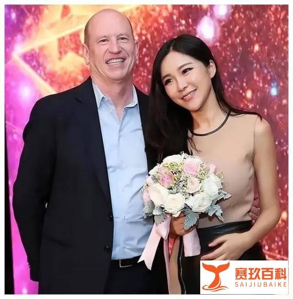 最美的双语篮球主播，高颜值高学历的女神，嫁给大17岁的富豪老外