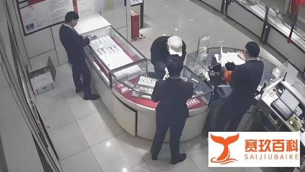 男子花53万买光两家金店金条，店员机智报警